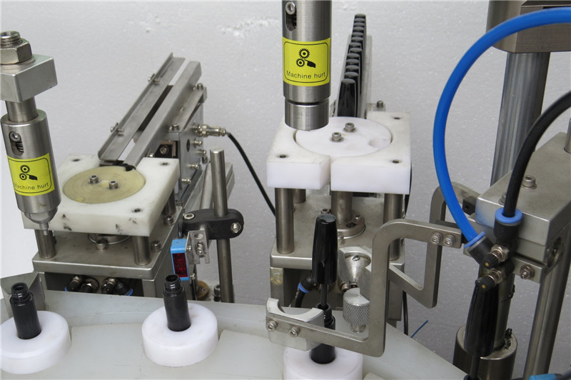 מכונת מילוי והתקנה של מכסת מסקרה אוטומטית